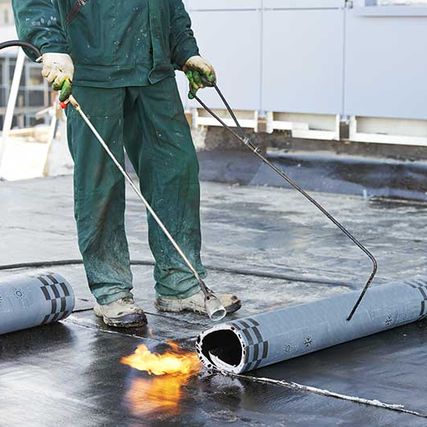 Reparaturarbeiten an Flachdachabdeckungen mit Dachpappe